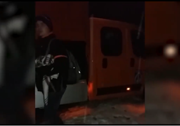 Un autocar cu 52 de copii a ramas blocat ieri seara pe DN76, din cauza ninsorii. (VIDEO)