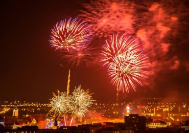 Feerie de lumini pe cerul Oradiei in noaptea de Revelion din Piata Unirii