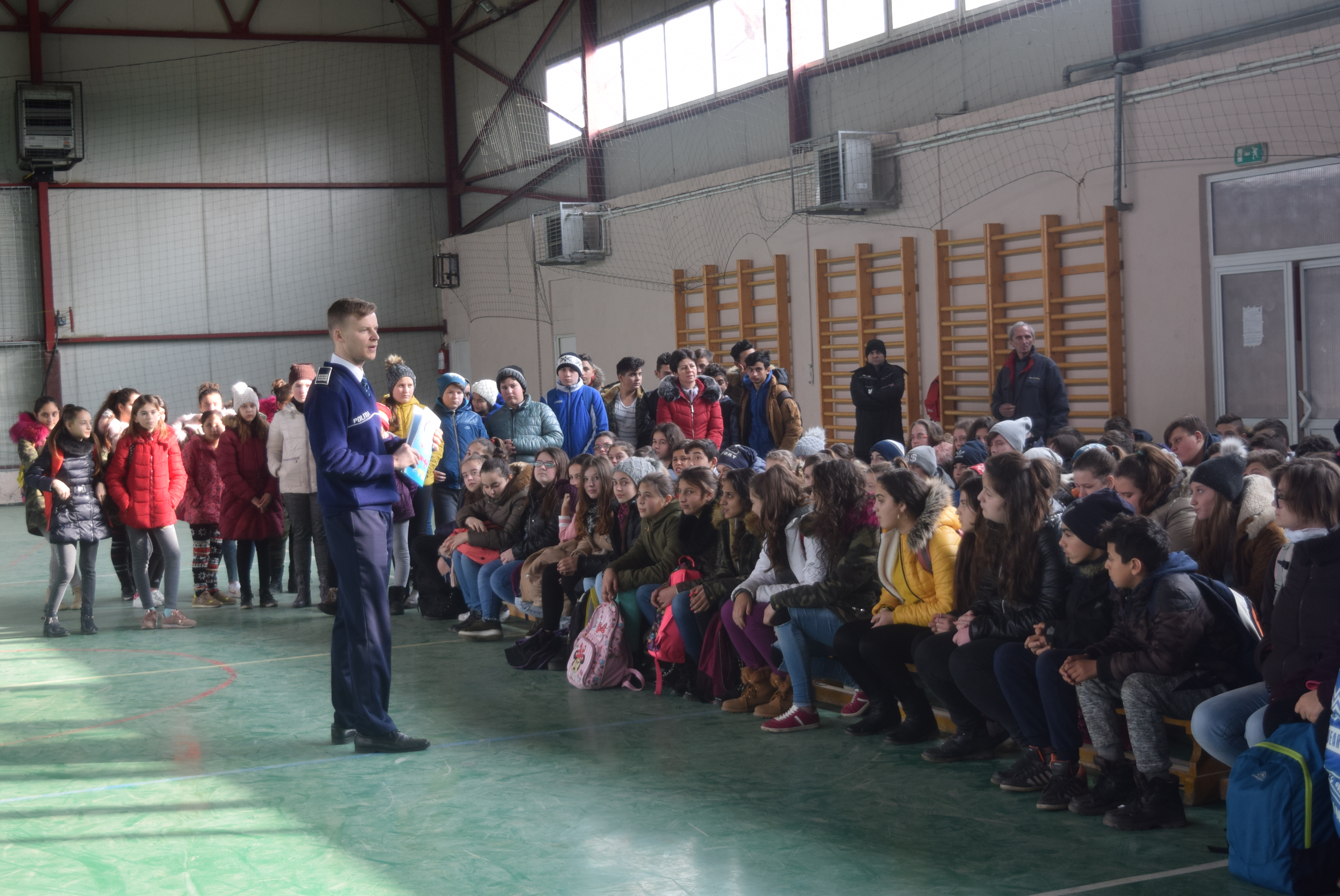 1.000 de elevi, părinţi şi profesori, din mediul rural, implicaţi de polițiștii bihoreni în activități preventive