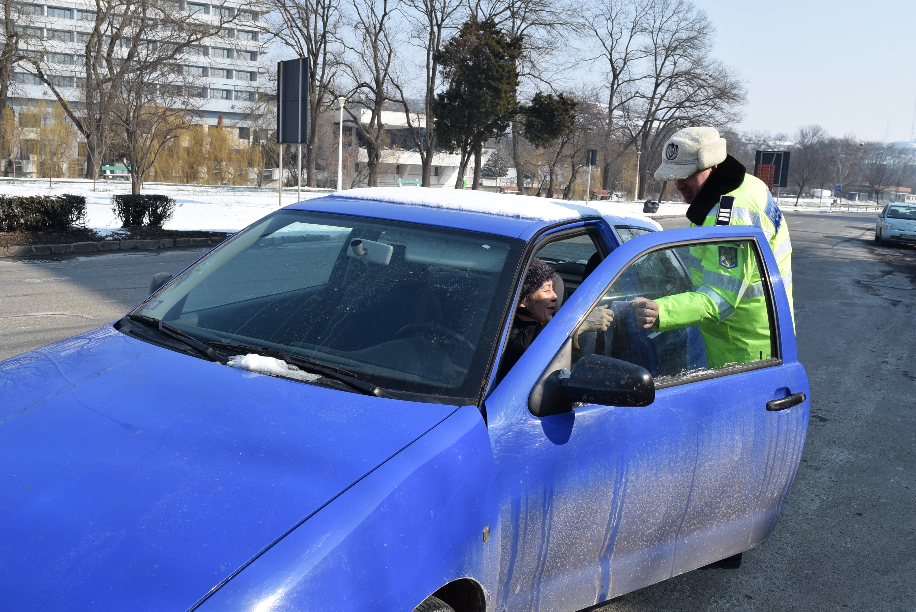Martisore pentru doamne si domnisoare oferite azi, 1 martie, de politistii bihoreni (FOTO)