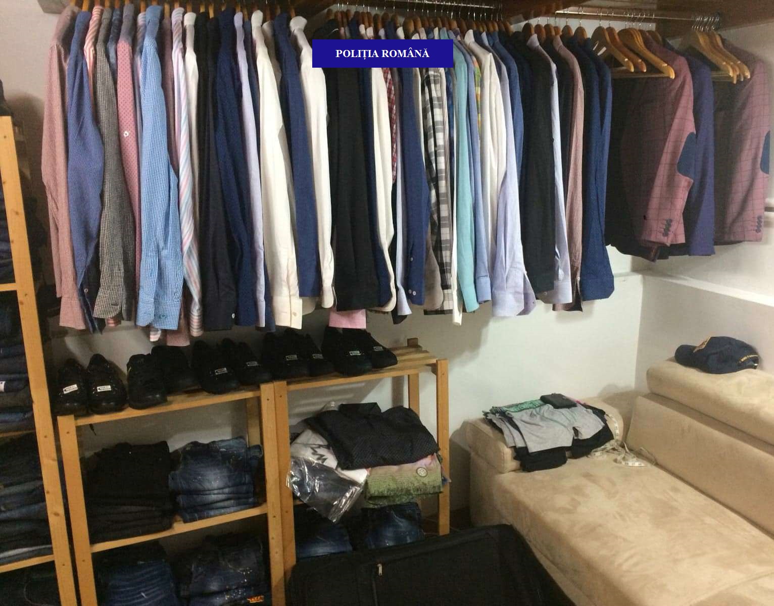 Haine contrafacute, in valoare de 60.000 de lei, confiscate in urma unor perchezitii ale politistilor bihoreni