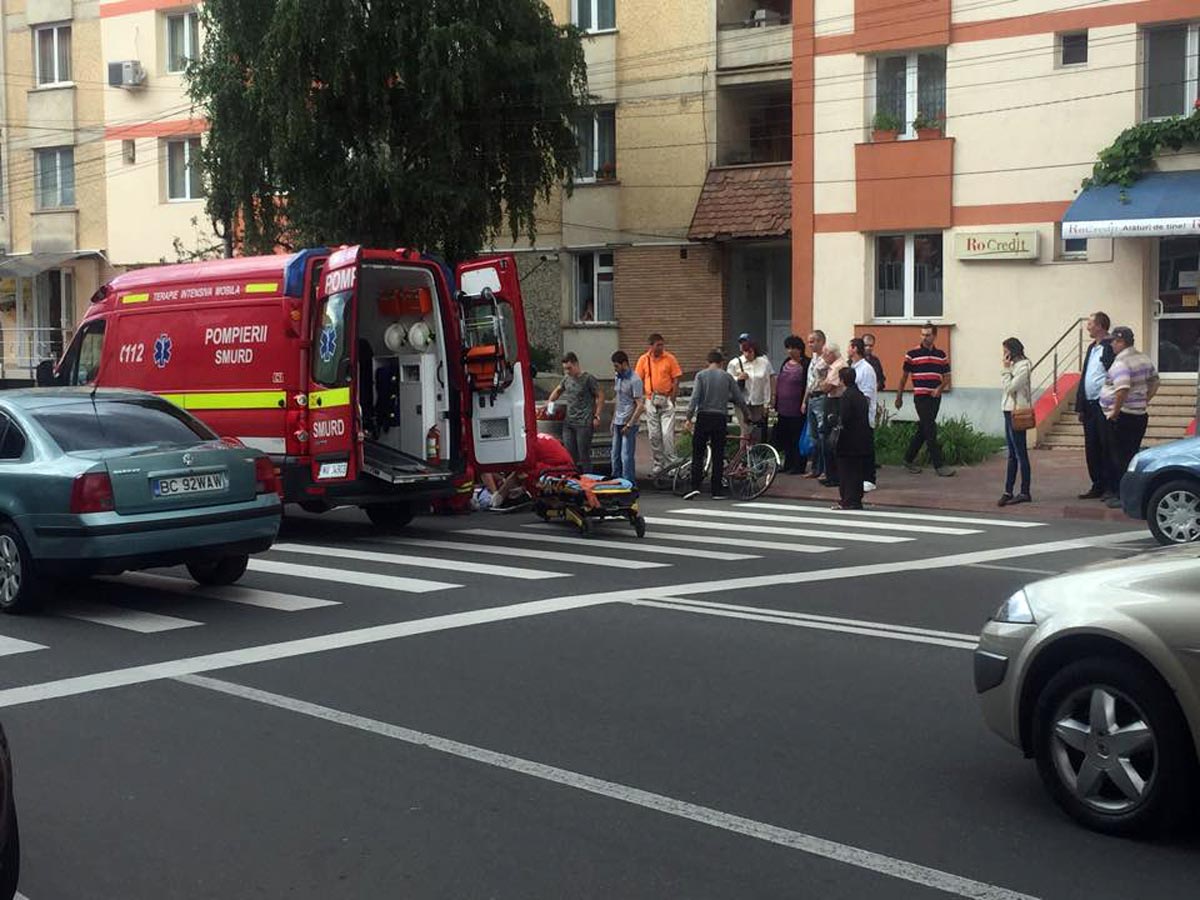 O tanara de 18 ani si un minor de doi ani, in carucior, loviti pe o trecere de pietoni in Nufarul