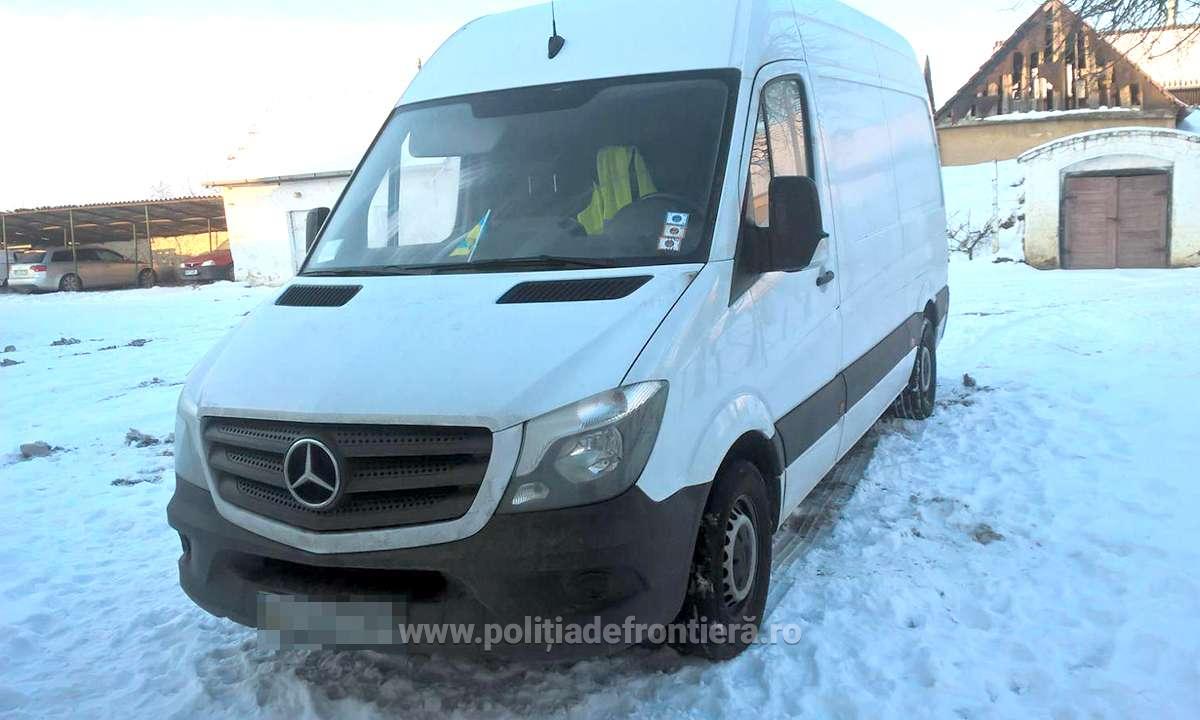 Microbuz cu certificat de inmatriculare fals, descoperit in Vama Valea lui Mihai