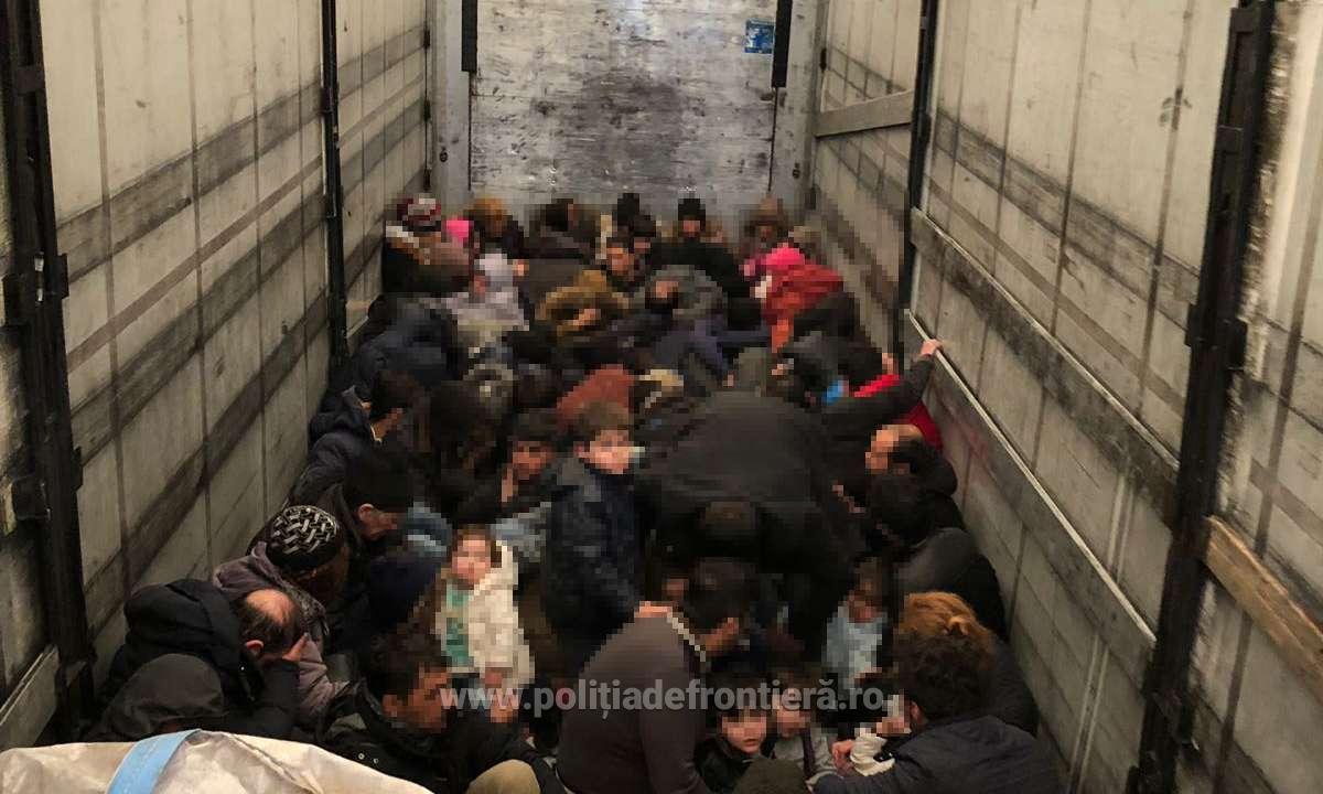 79 de persoane intenţionau să iasă ilegal din România, inghesuite intr-un TIR, in Vama Bors