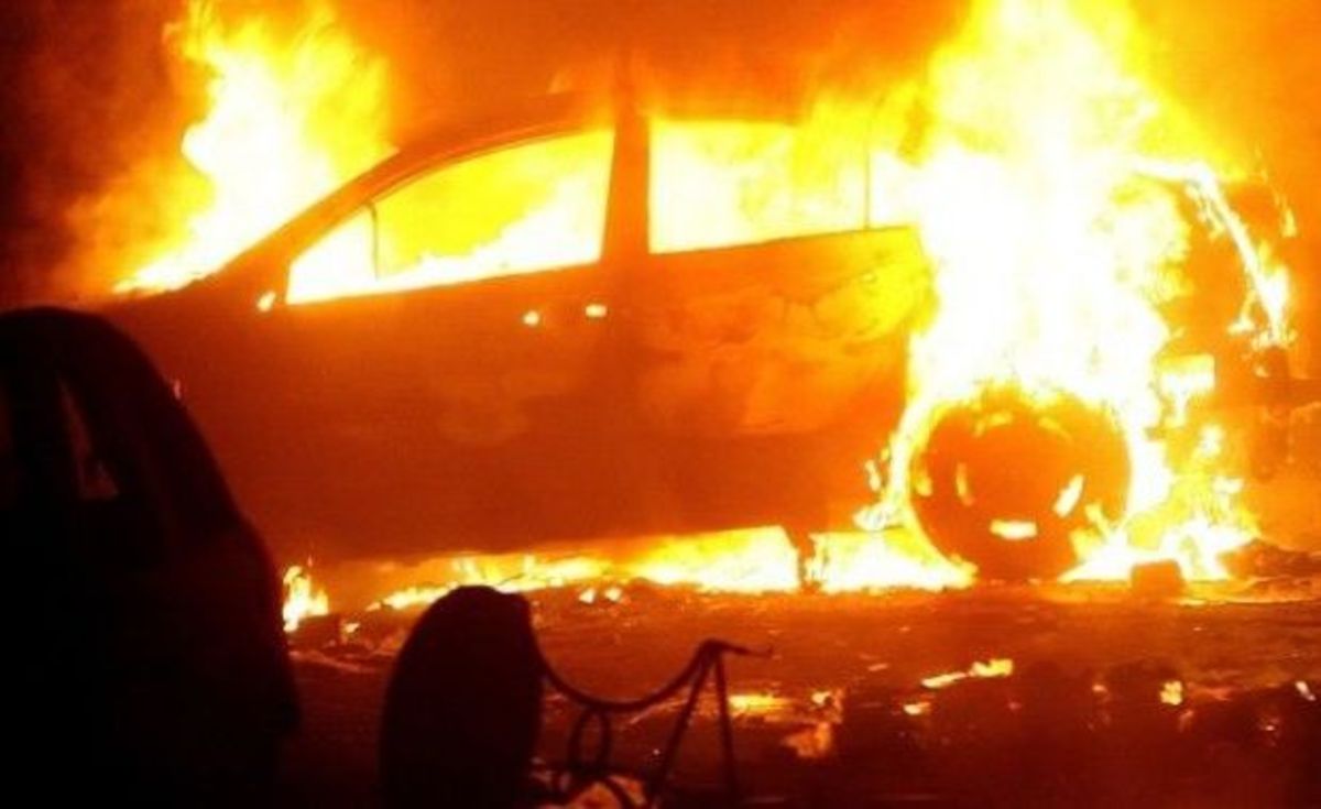 Masini incendiate din cauza unui scurtcircuit, in Oradea si Uileacu de Cris
