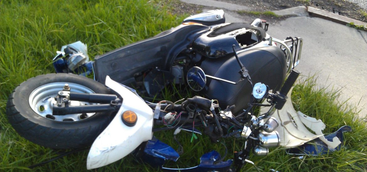 Sfarsit tragic pentru un tanar bihorean de 16 ani, dupa ce s-a izbit cu mopedul de un cap de pod