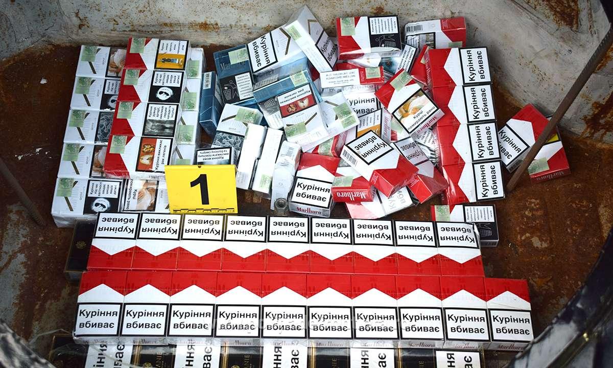 Aproape 3000 de pachete de tigari fara documente, ascunse intr-un automobil in Vama Bors