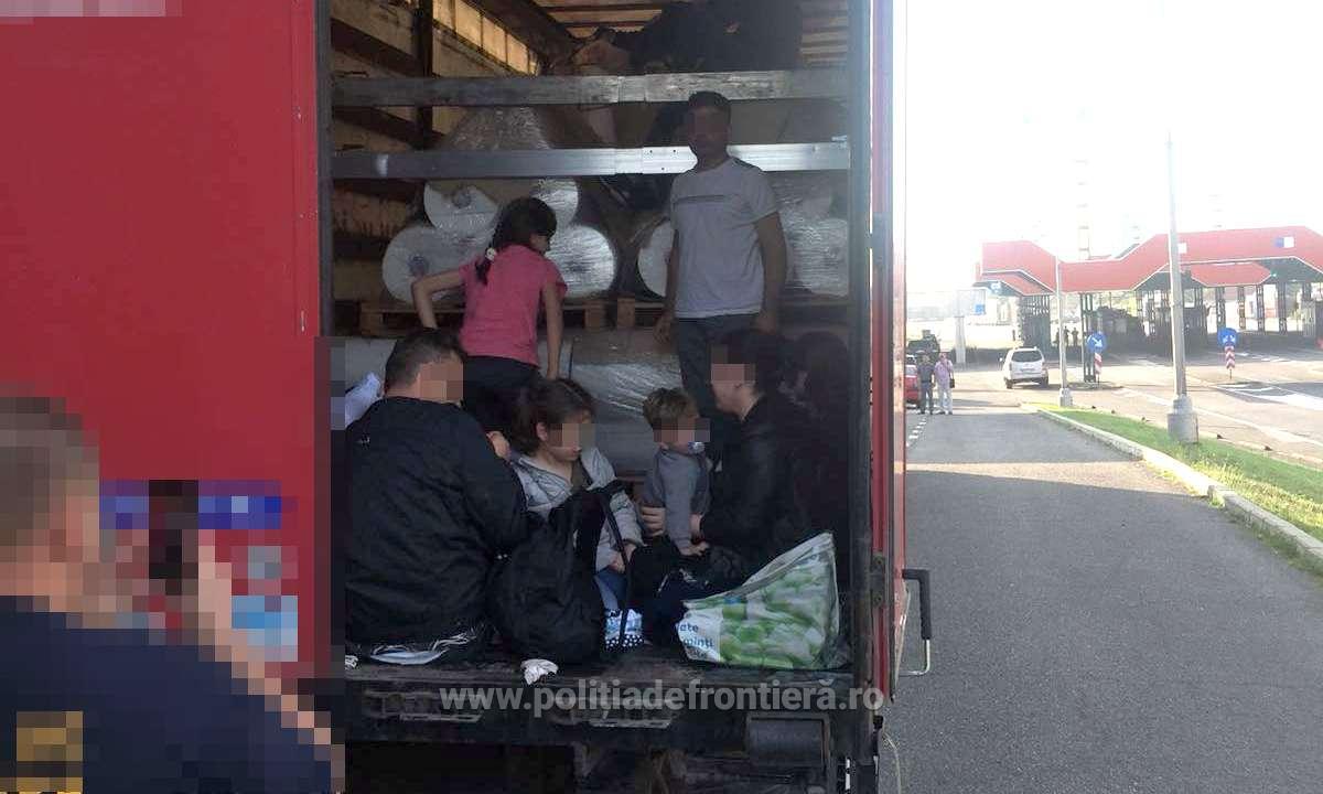 32 de persoane inghesuite, in remorca unui TIR, au fost descoperite in Vama Bors