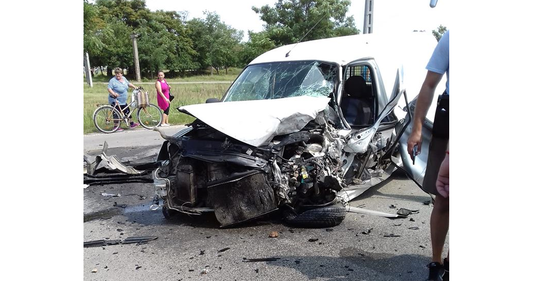 Accident grav in Santion. Un tanar de 22 de ani din Oradea a intrat cu dubita sub un TIR