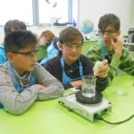 Proiectul Caravana Experimentelor, la o scoala din judetul Bihor, ajuta elevii sa inteleaga mai bine noțiuni de învățate la fizică sau chimie