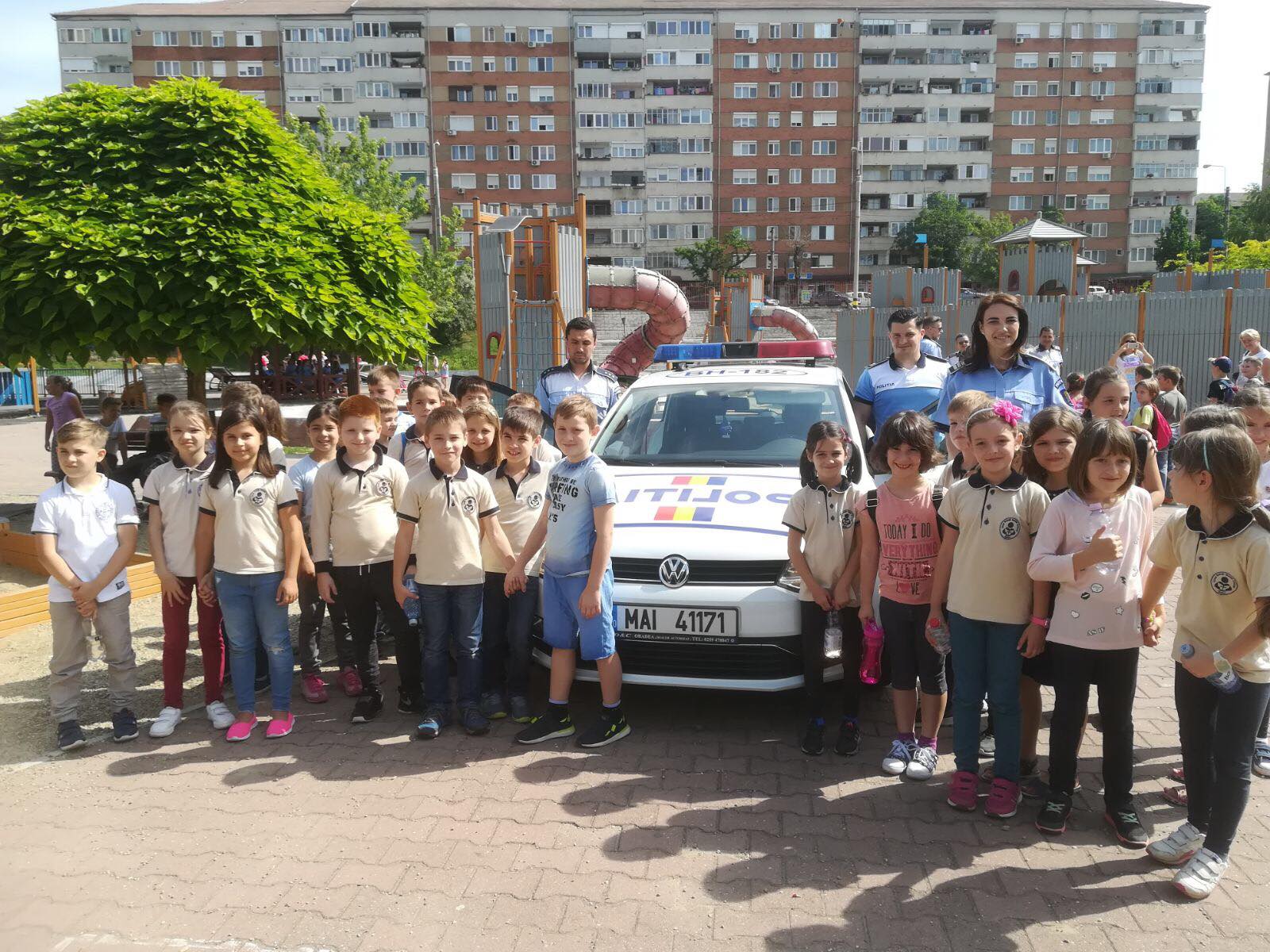 Mascota Tedi va fi prezentă în Orășelul Copiilor, alături de polițiștii de prevenire bihoreni, pentru o lecție deschisă de prevenire, jocuri și surprize destinate copiilor.
