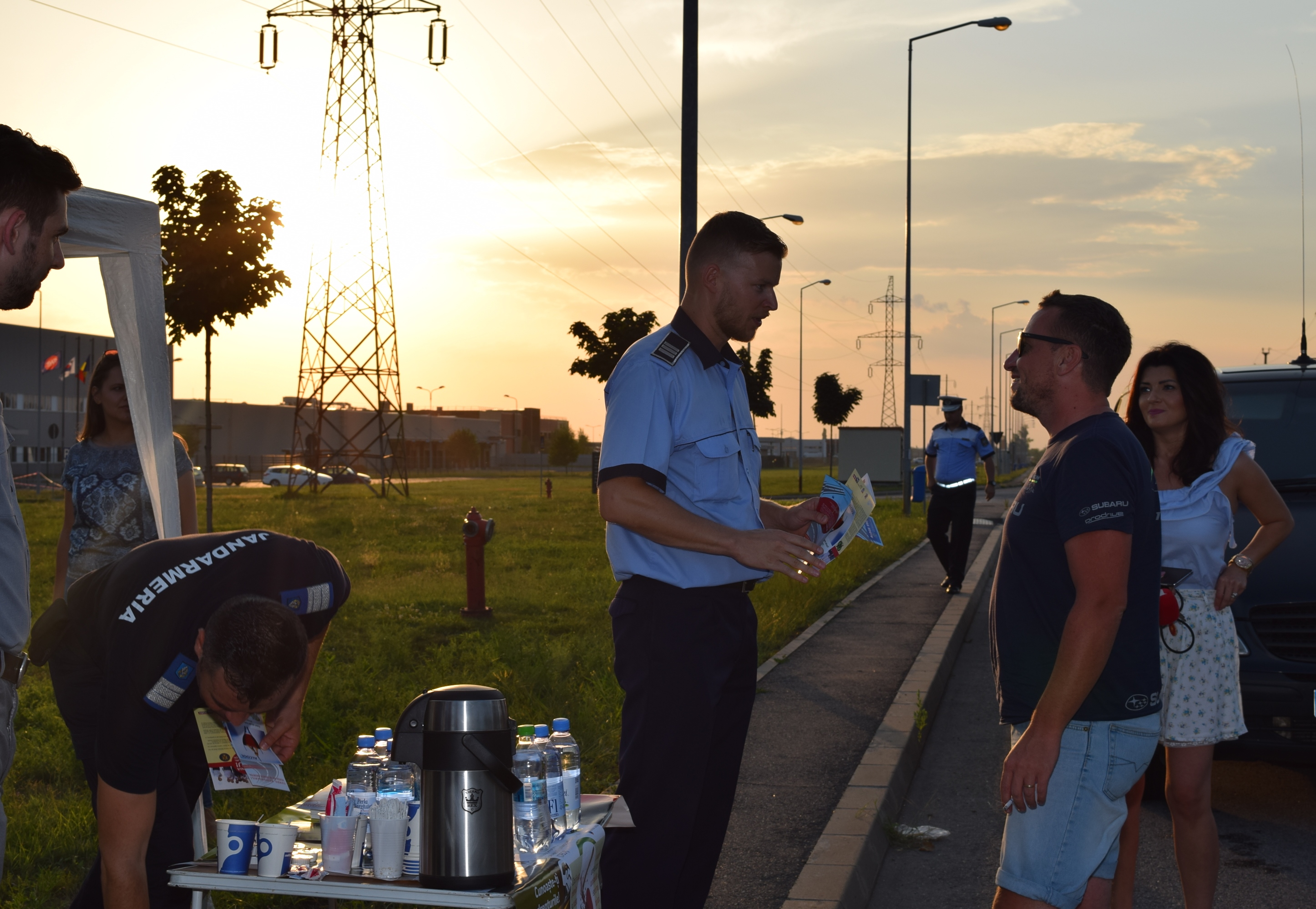 Apa, cafea si recomandari de la politisti, oferite tuturor soferilor ce veneau din strainatate, intr-o actiune de preventie