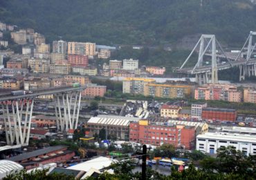 Tragedie in Italia, cel putin 22 de morti dupa ce un viaduct, pe care se aflau masini, s-a prabusit peste o zona rezidentiala langa Genova