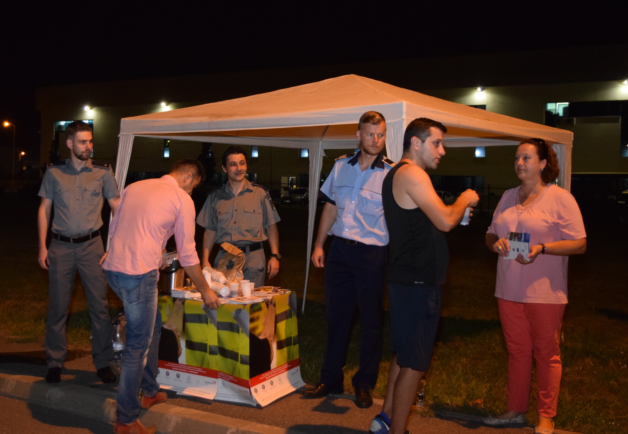 Apa si cafea, oferite de politistii bihoreni, soferilor ce au intrat in tara prin Vama Bors