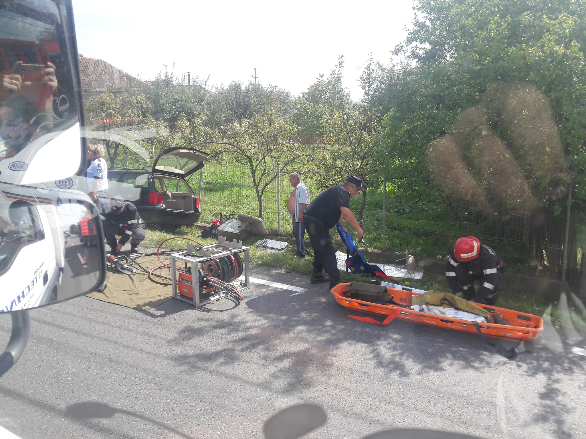 Accident grav in Topa de Cris, dupa ce un conducator auto a pierdut controlul si a izbit frontal un stalp de beton