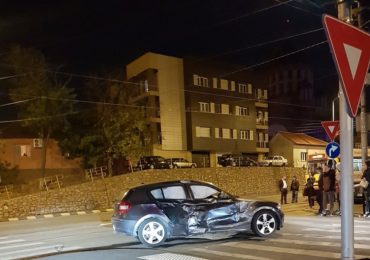 Accident aseara in Cantemir. Un autoturism BMW a patruns pe rosu in interesectie si a izbit un Taxi