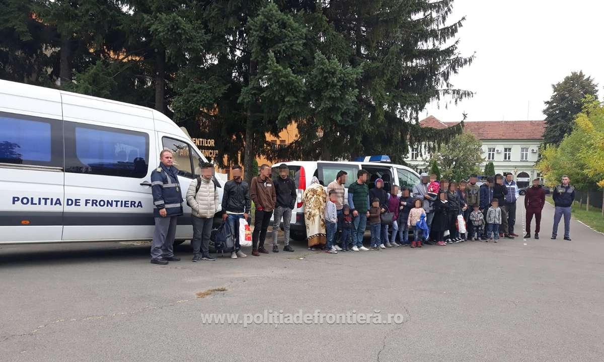 25 de cetăţeni străini ascunşi într-o autoutilitară, depistaţi de poliţiştii de frontieră bihoreni