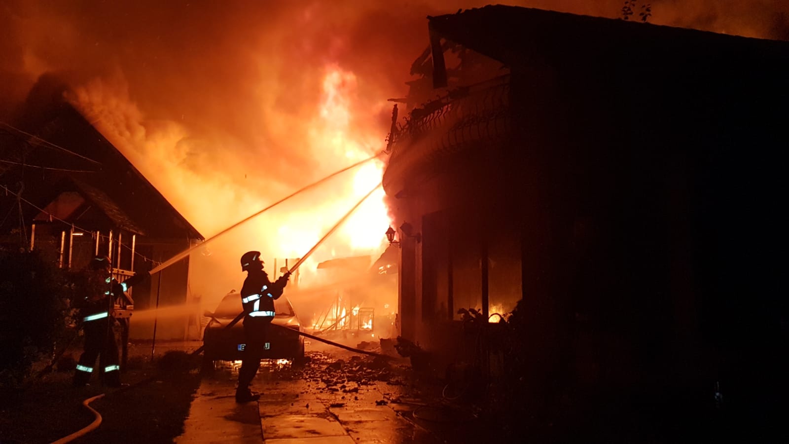 Incendiu violent la o gospodarie din Salard, duminica seara