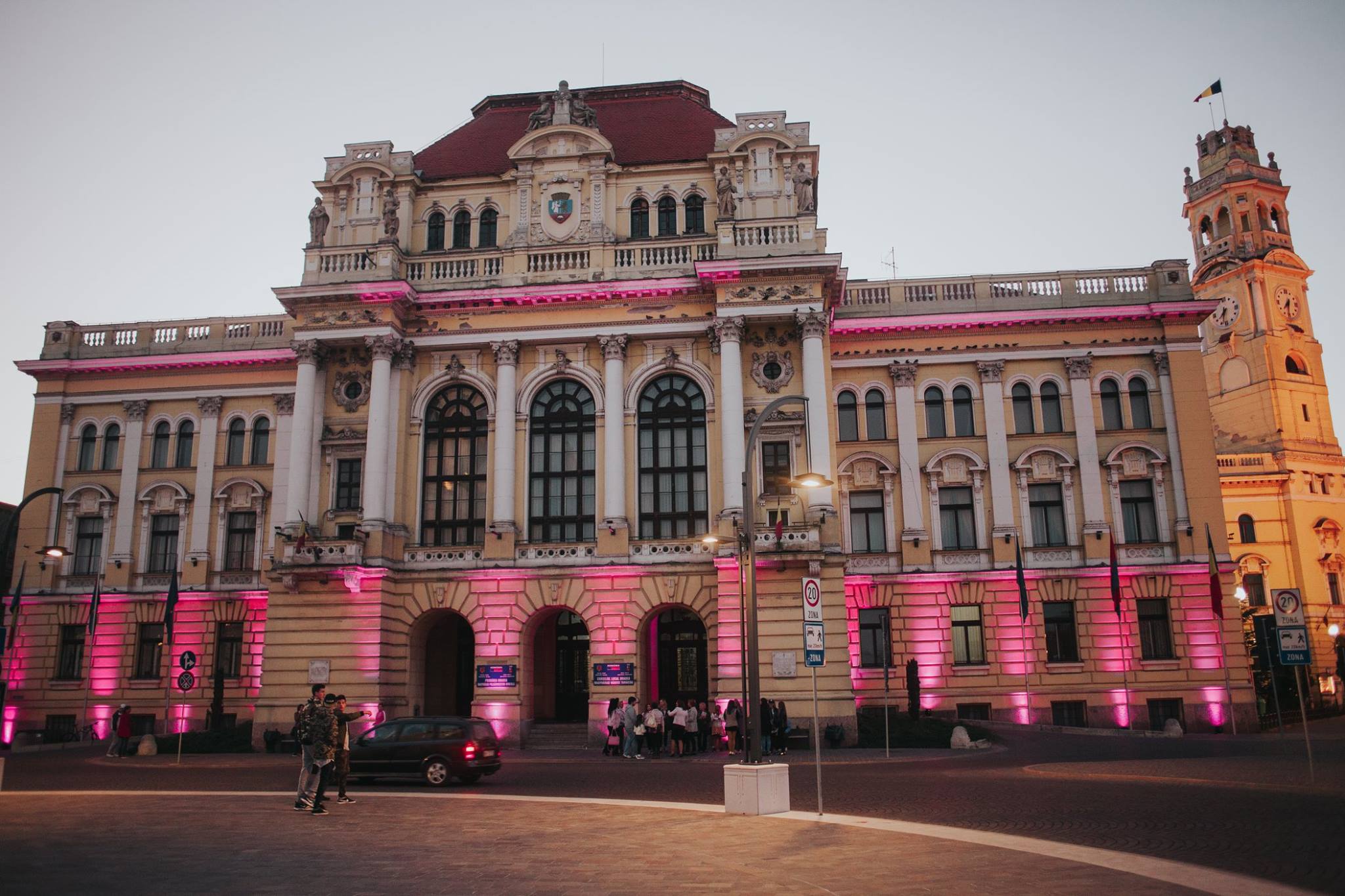 Primaria Oradea a fost luminata in roz , 1 octombrie Ziua Mondială de Luptă împotriva Cancerului de Sân