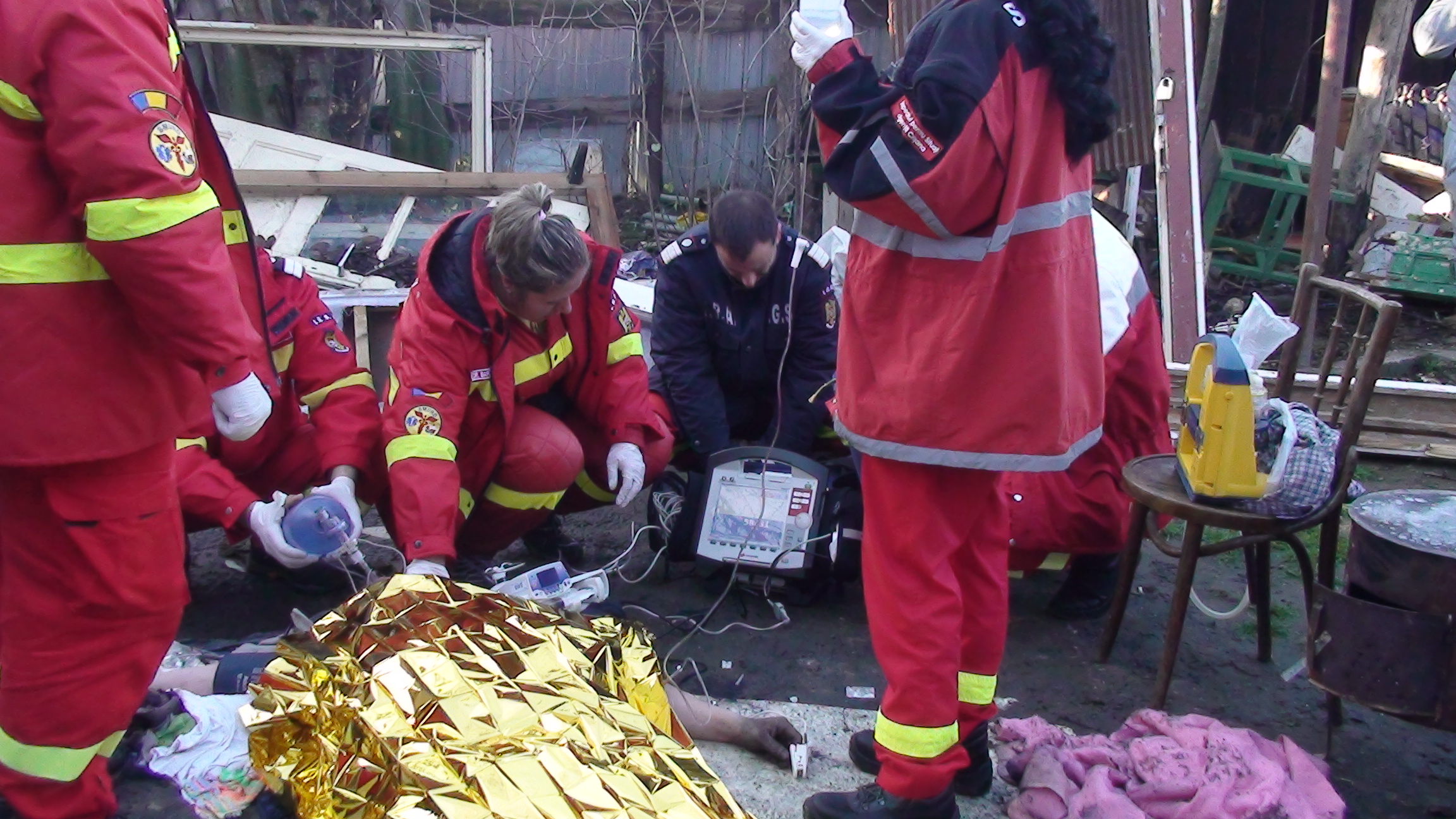 Un copil din judetul Bihor in varsta de 15 ani a fost la un pas de moarte dupa ce a folosit benzina la aprinderea focului in soba. Minorul a suferit arsuri pe maini, fata si pe burta