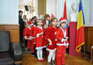 900 de copii de la scoli si gradinite din Oradea s-au intalnit cu Mos Craciun la Primaria Oradea (FOTO)