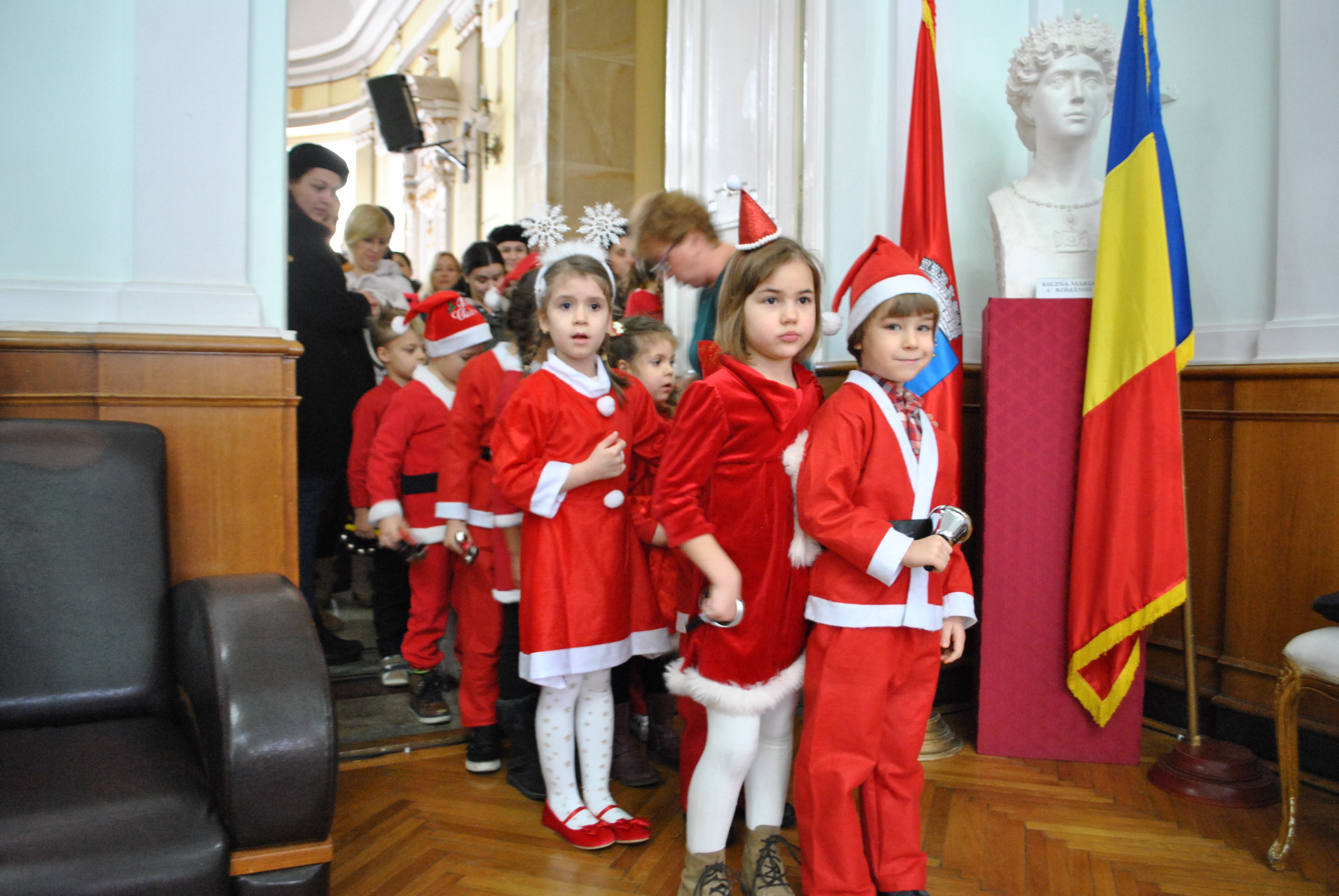 900 de copii de la scoli si gradinite din Oradea s-au intalnit cu Mos Craciun la Primaria Oradea (FOTO)