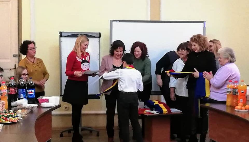 În prag de Sărbători femeile liberale din Oradea au adus o mică bucurie unor elevi de gimnaziu