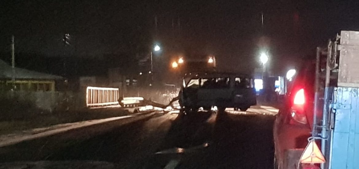 Accident grav in Les, o tanara de 18 ani a ajuns la spital, dupa ce masina in care se afla s-a izbit de un cap de pod