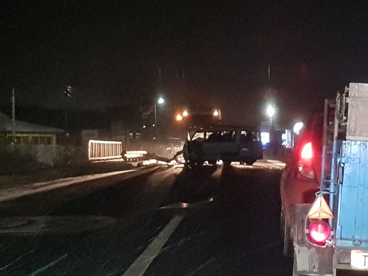 Accident grav in Les, o tanara de 18 ani a ajuns la spital, dupa ce masina in care se afla s-a izbit de un cap de pod