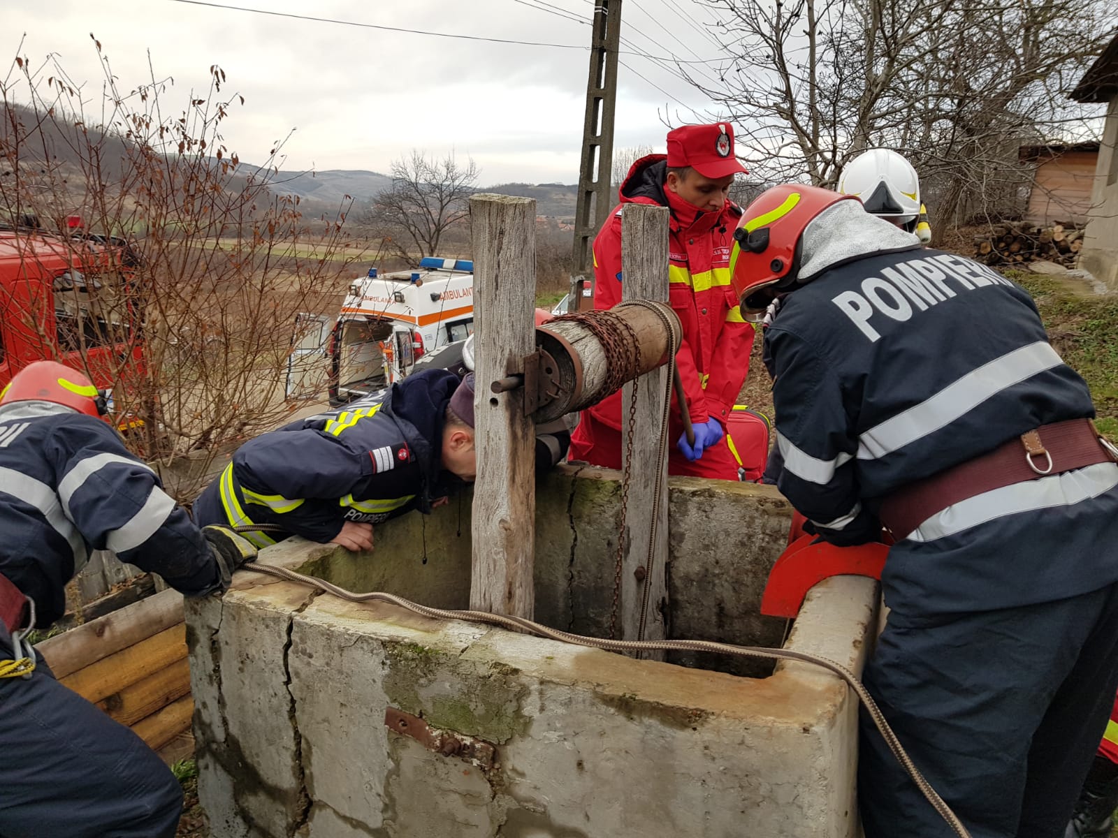 Un barbat din Tarian a cazut intr-o fantana adanca de 7 metri si a fost recuperat de  pompierii bihoreni
