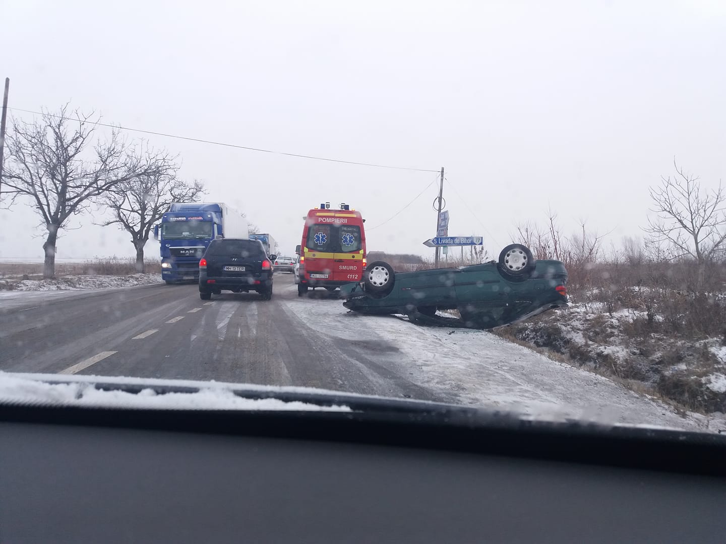 O femeie de 28 de ani, din judetul Bihor, a ajuns la spital, dupa ce s-a rasturnat cu masina in sant, langa Nojorid
