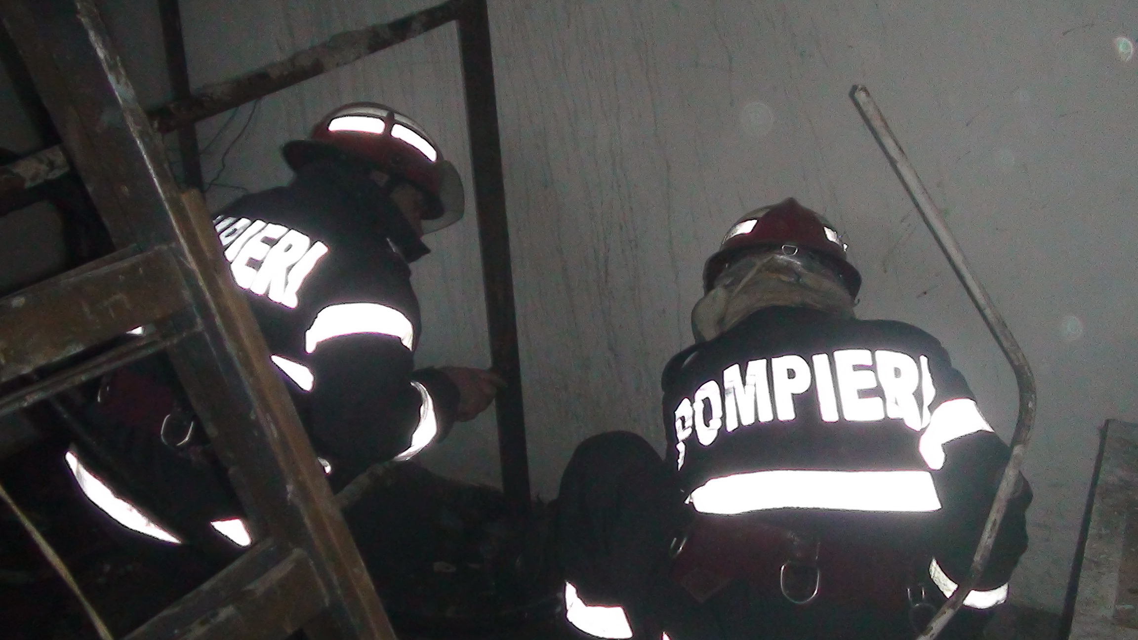 O femeie ce se adapostea intr-un canal a fost salvata de pompieri, dupa ce materialele depozitate de ea au luat foc