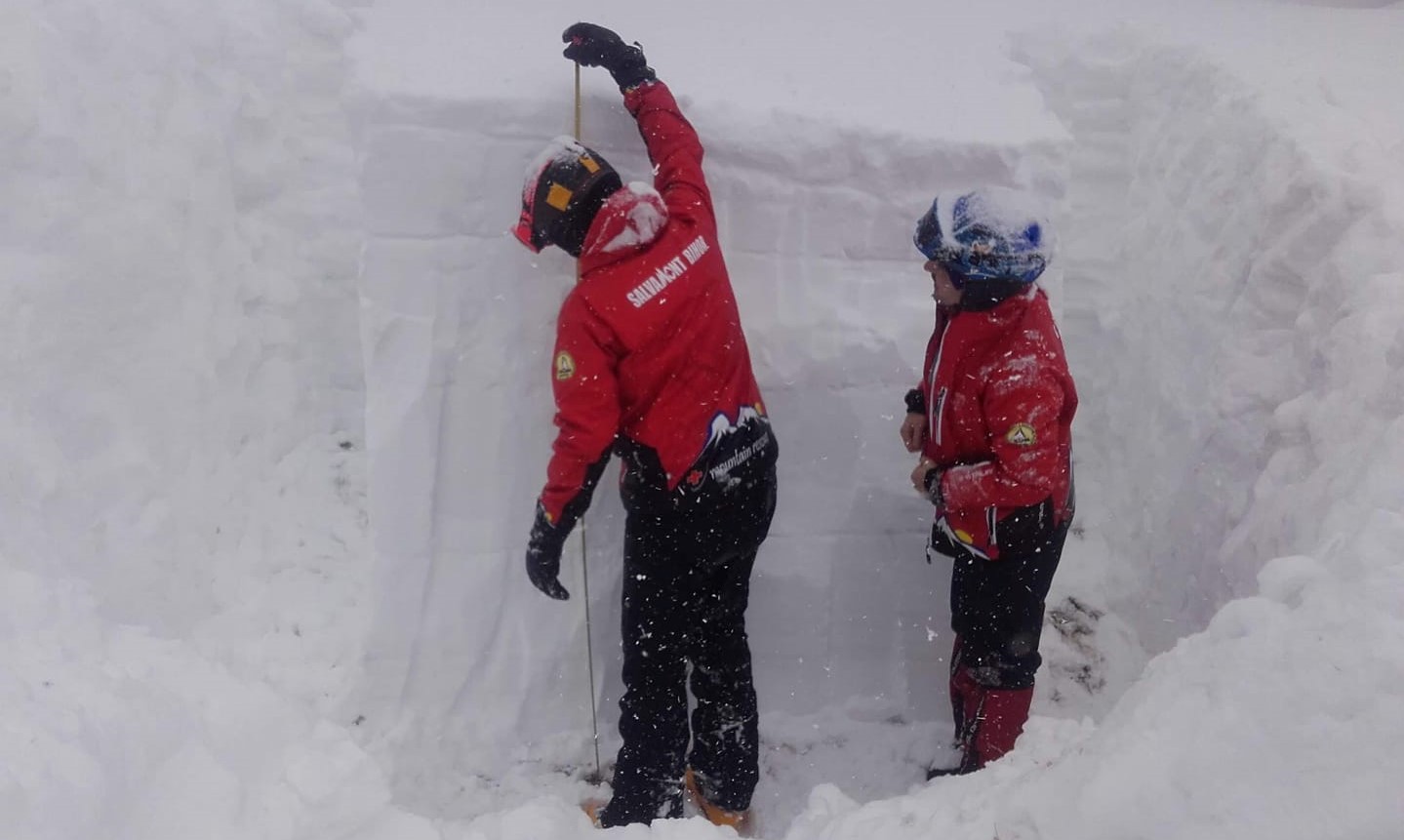 Stratul de zapada masoara la Stana de Vale 183 de cm. Test facut de salvamontistii bihoreni (FOTO/VIDEO)