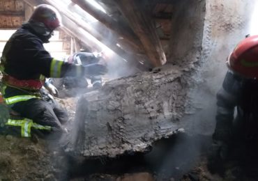 Incendiu in Marghita. O persoana a fost ranita in timp ce incerca sa-si salveze bunurile cuprinse de flacari