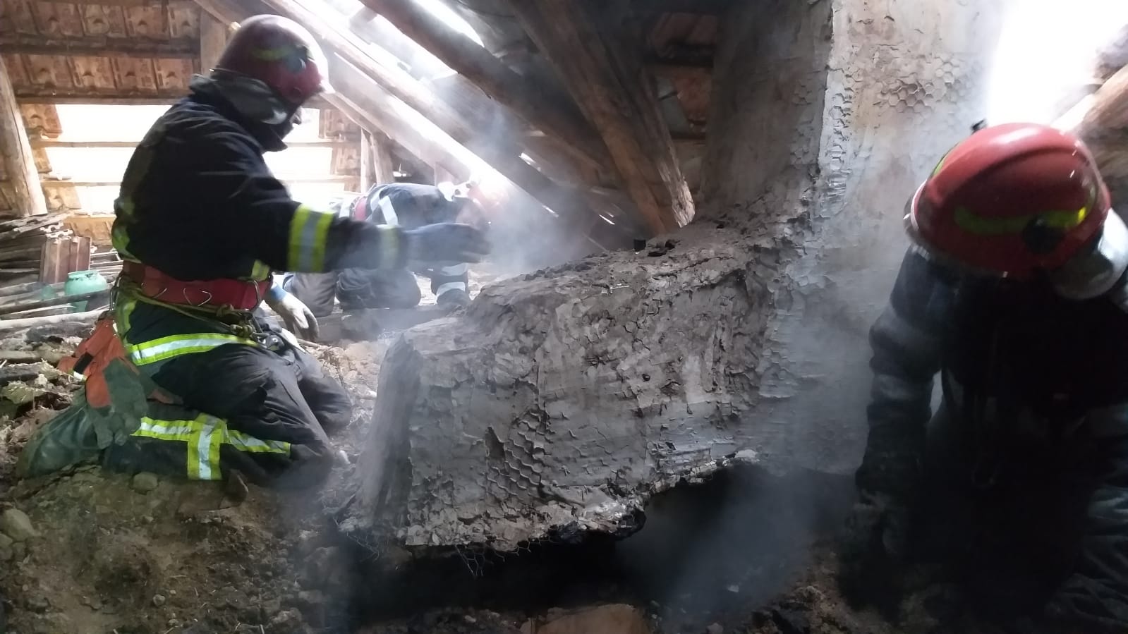 Incendiu in Marghita. O persoana a fost ranita in timp ce incerca sa-si salveze bunurile cuprinse de flacari