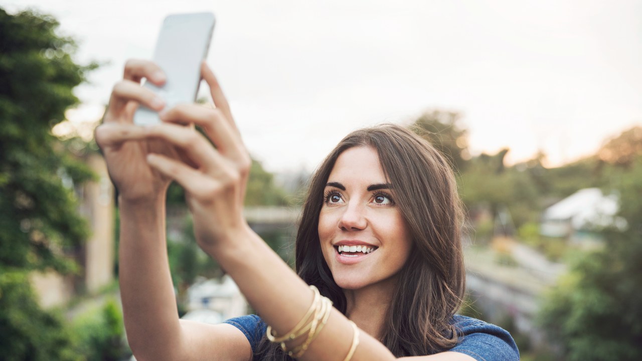Studiu: Selfiurile nu sunt despre noi, ci despre ce cred altii despre noi. Trei efecte negative ale selfiurilor