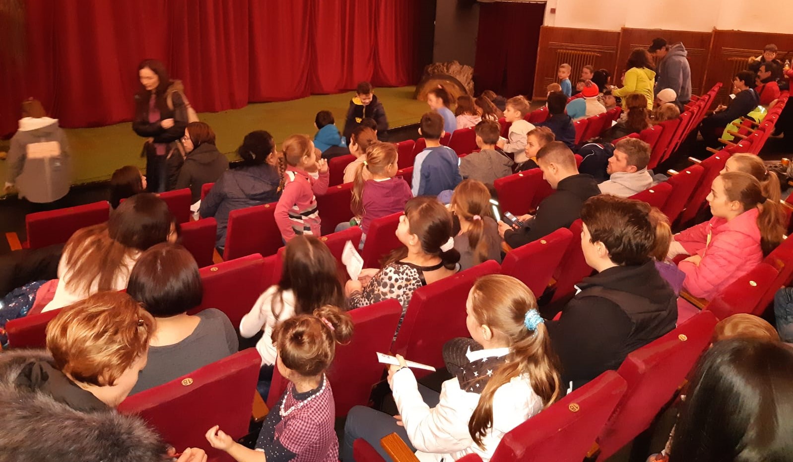 DASO si Clubul Lions Oradea au oferit Copiilor proveniti din familii defavorizate, un weekend de neuitat la teatrul de papusi