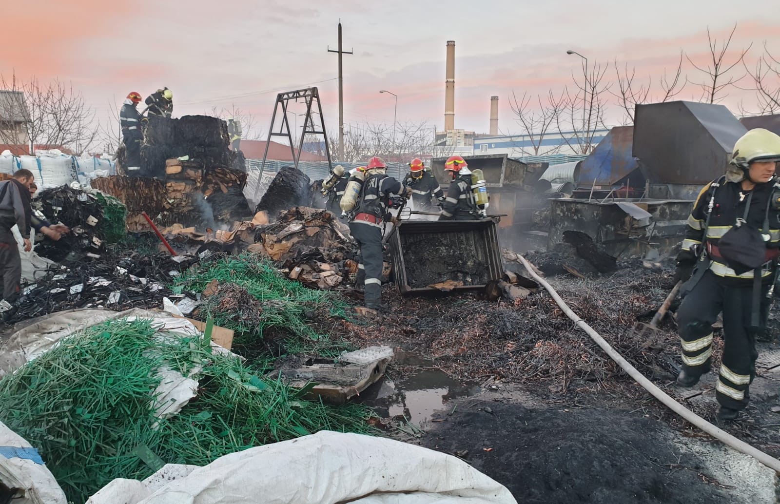 Incendiu violent in Parcul Industrial Oradea, la o firma ce colecteaza si recicleaza deseuri (VIDEO)