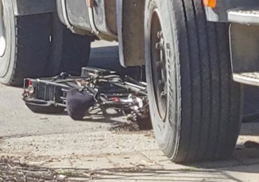 Accident grav pe Calea Borsuluui, un biciclist a ajuns sub rotile unui camion si a fost transportat la spital cu multiple leziuni