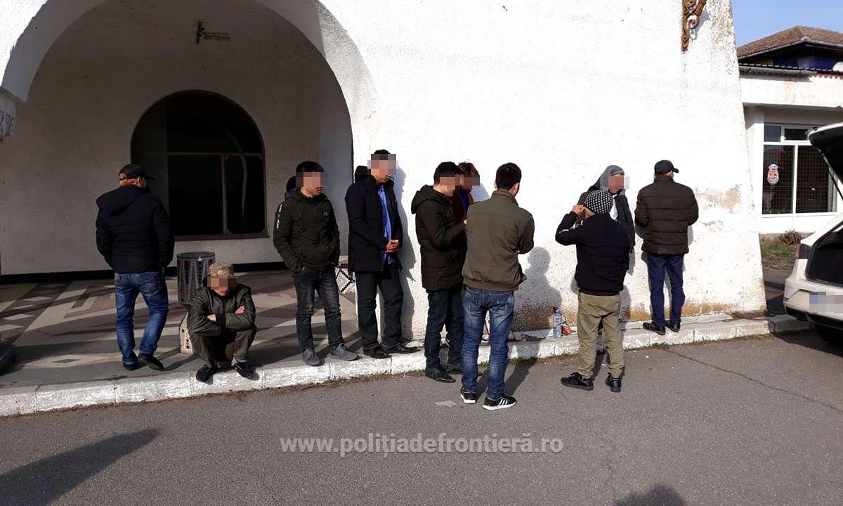 Zece cetateni vietnamezi retinuti de politistii de frontiera. Incercau sa ajunga in zona Schengen