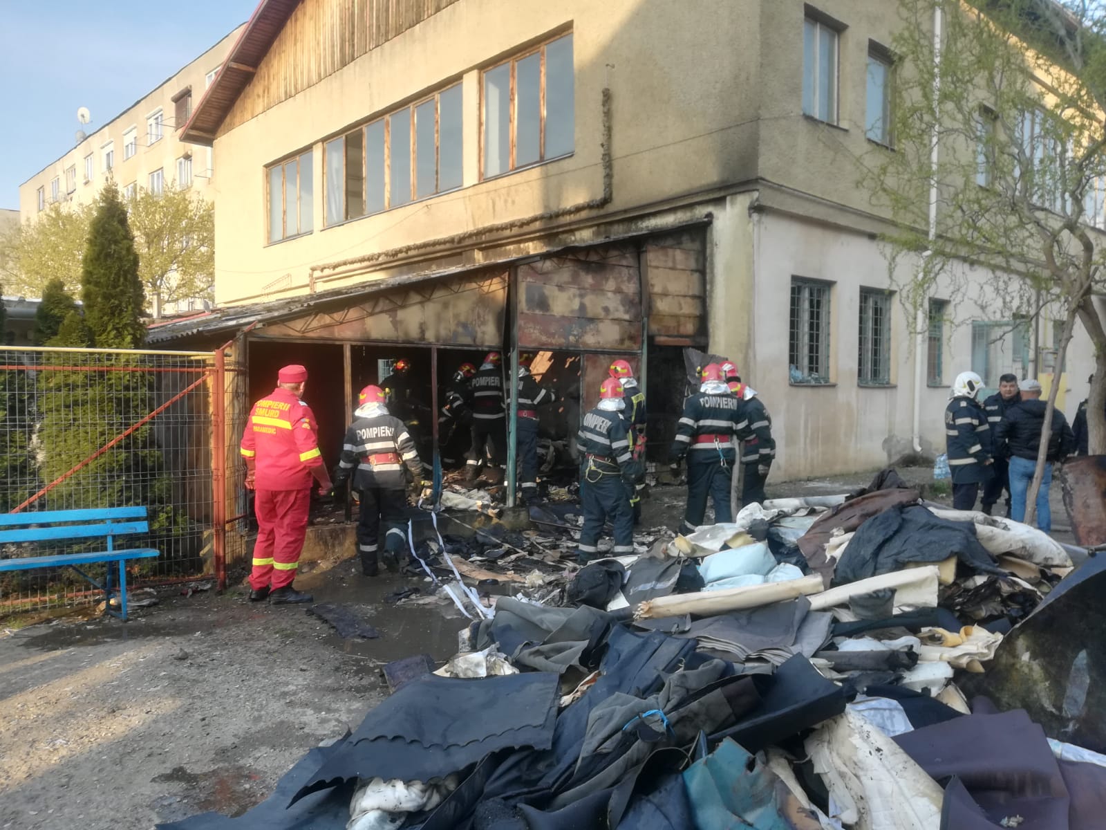 La un pas de dezastru! Incendiu puternic in Marghita, in aceasta dimineata, langa o fabrica de incaltaminte