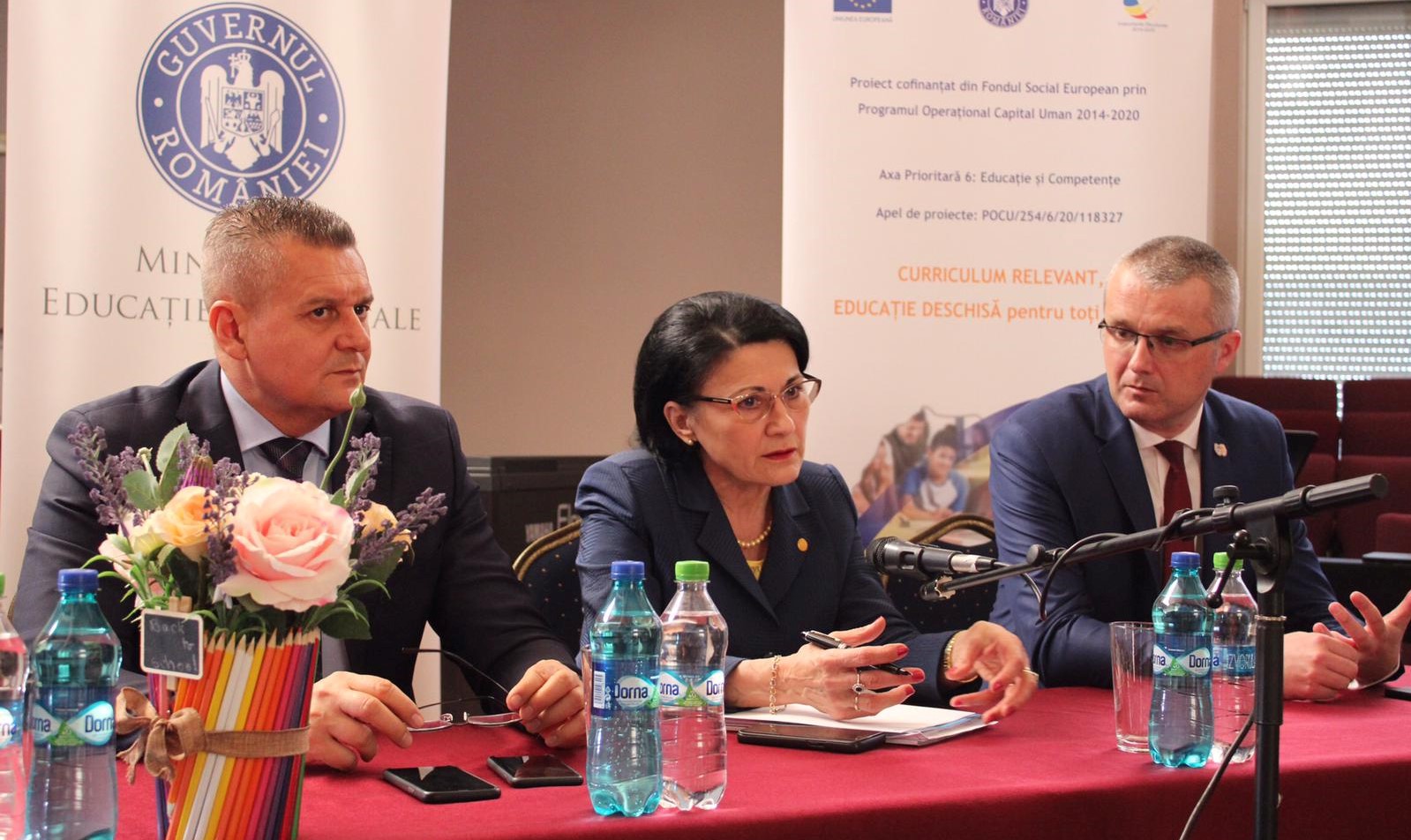 Ecaterina Andronescu apostrofata de elevi la Oradea. “In timp ce în România se vorbeşte despre digitalizare, ei merg încă la toaletă în curtea şcolii”