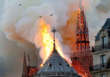 Renumita catedrala Notre Dame din Paris  in flacari (VIDEO). Arde si la aceasta ora