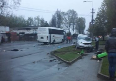 Autobuz vs masina mica pe Clujului. A iesit din bezinarie fara se asigure