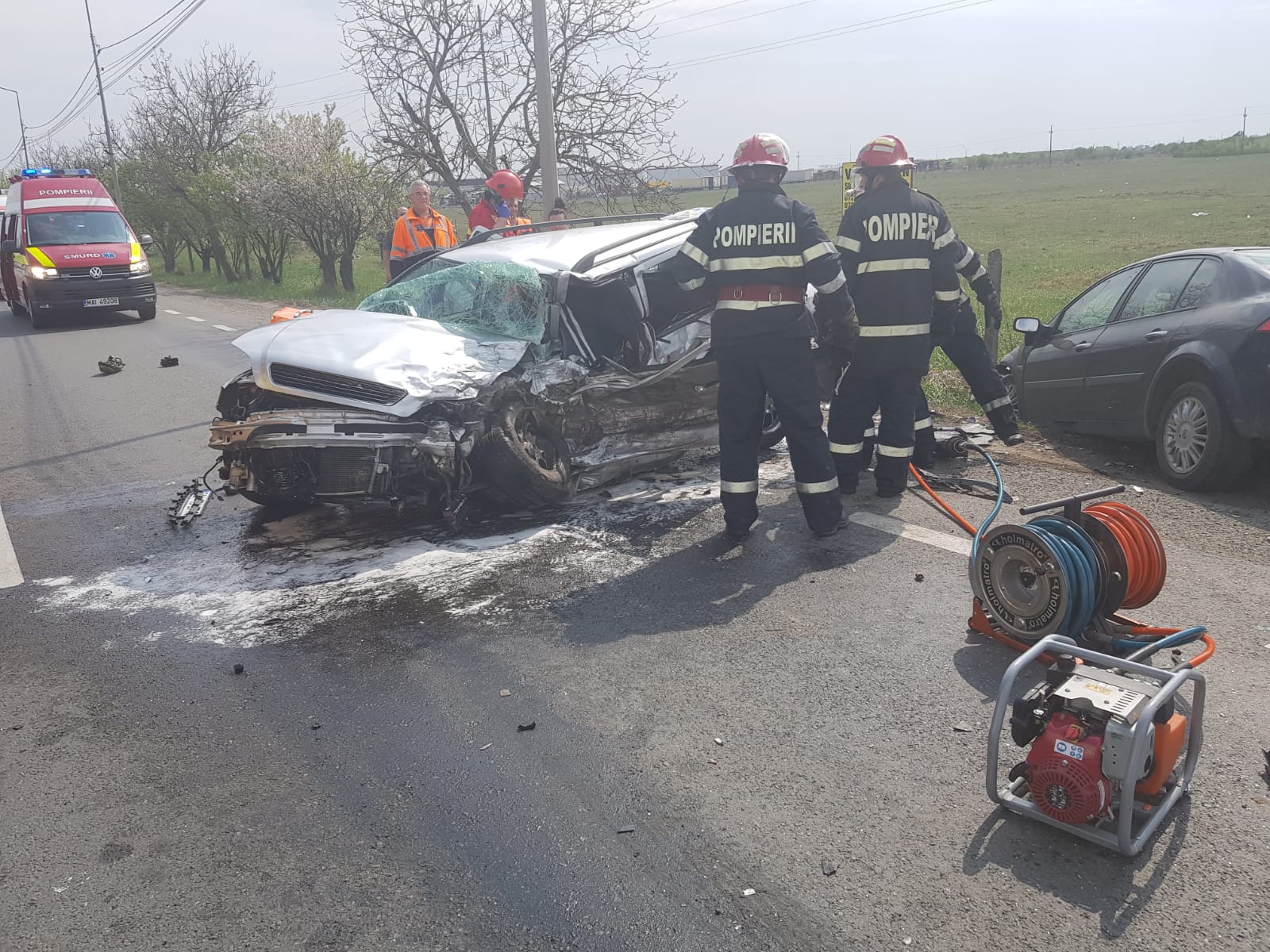 Accident grav pe Borsului, trei masini implicate. Doi barbati au ajuns cu multiple leziuni la spital, dupa ce un autoturism a patruns pe contrasens