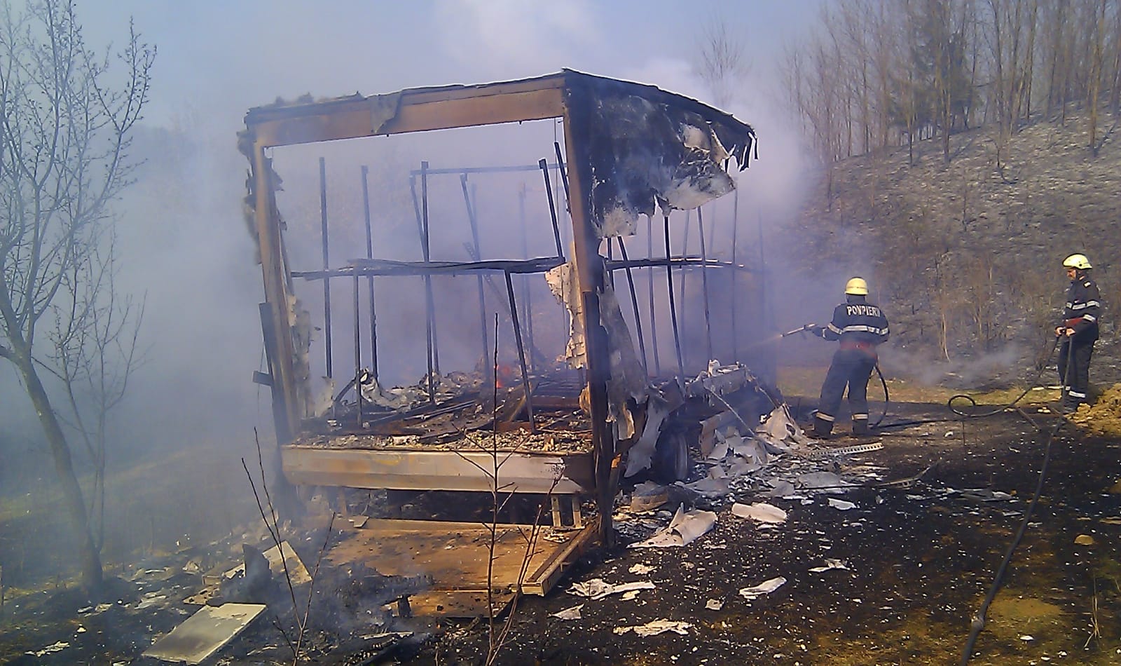 Un camion plin cu stupi de albine a ars intr-un incendiu provocat de arderea vegetatiei uscate in Dobresti