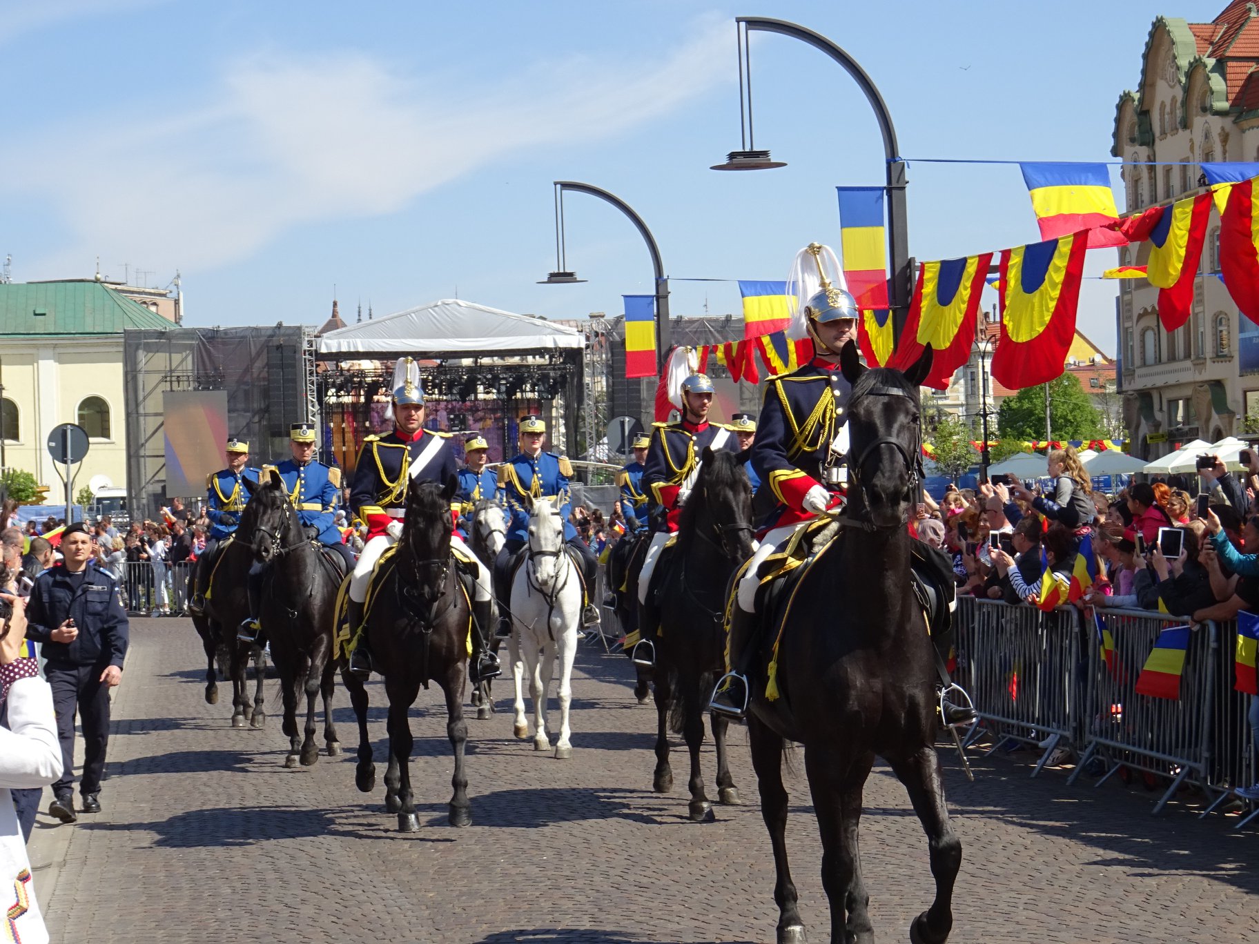 Oradea a sarbatorit cu fast 100 de ani de administratie romaneasca. TAB-uri, elicoptere Puma si batalioane ale Armatei Romane (FOTO)