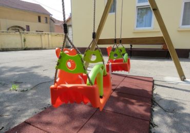 DAS Oradea doteaza cu aparatura exterioară de joacă cresele din Oradea