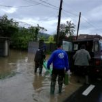 Drumuri si gospodarii inundate dupa ploaia de azi noapte din judetul Bihor