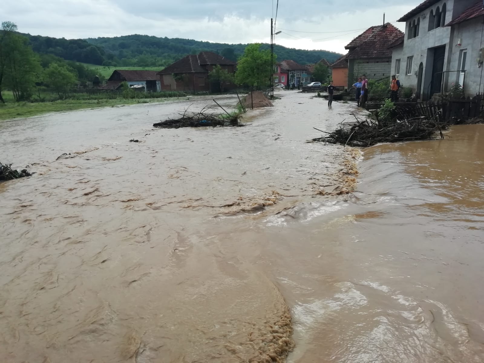 O rupere de nori a inundat, în mai puțin de o oră, o localitate din judetul Bihor (FOTO)
